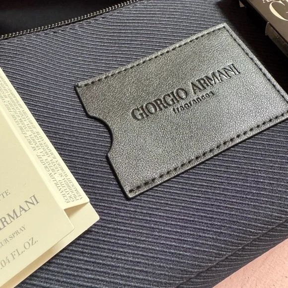 Armani toiletry bag with 2 samples + gift box - Picture 6 of 8